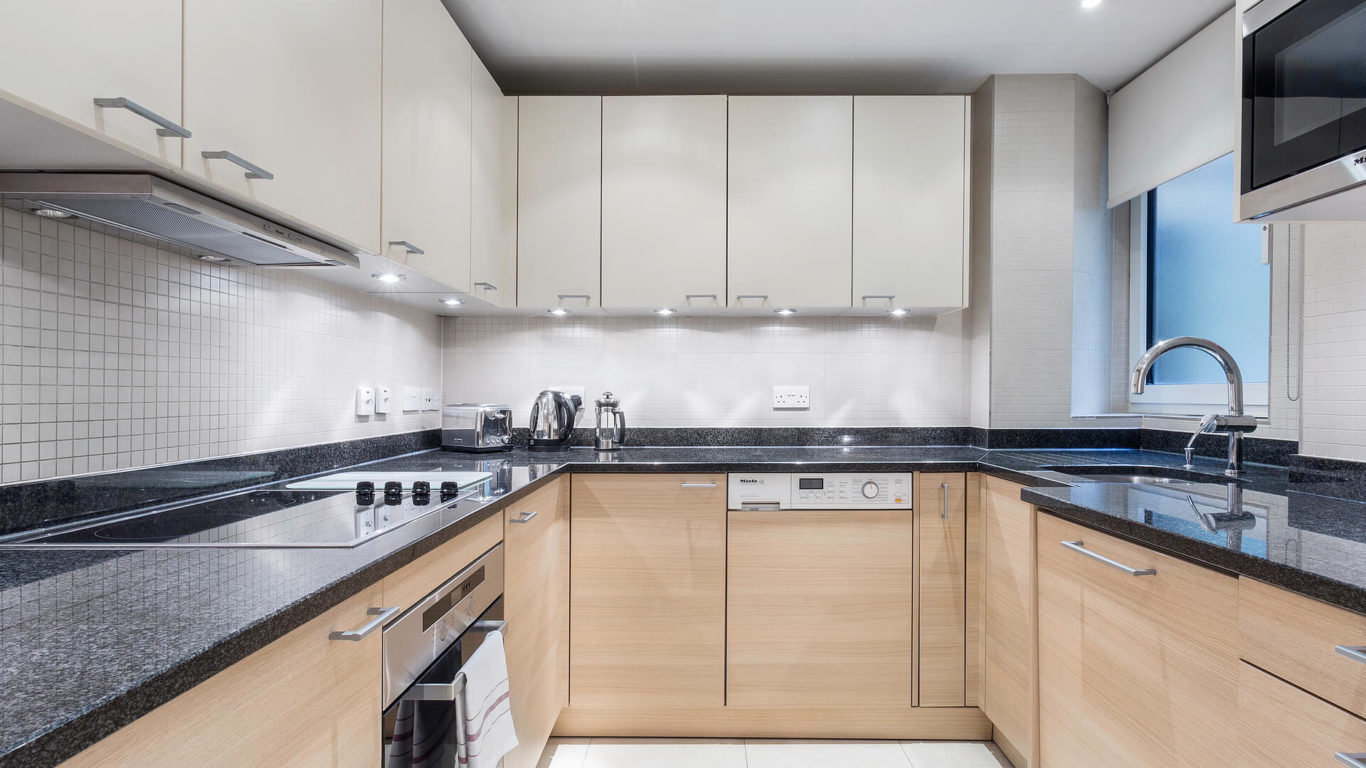 Executive One Bedroom Apartment with Street View003