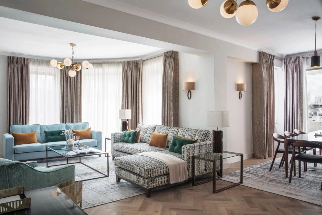 Superior Three Bedroom Apartment with Street View001