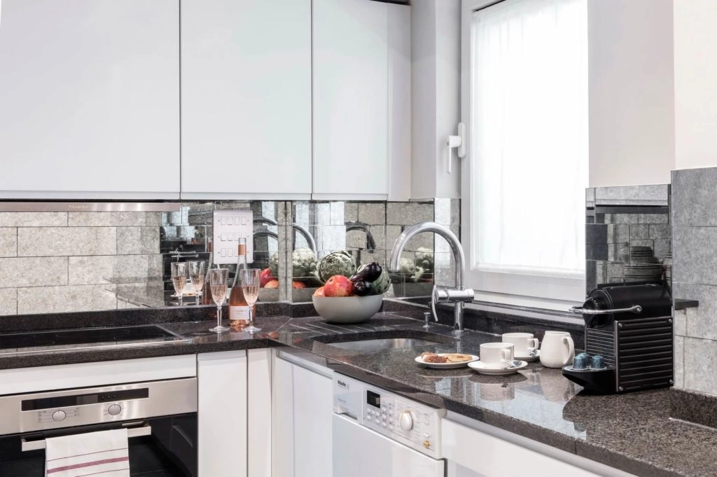 Superior Three Bedroom Apartment with Street View004