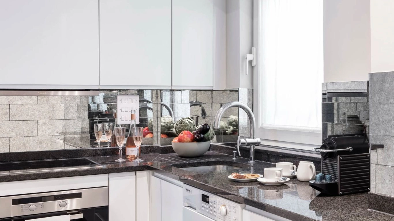 Superior Three Bedroom Apartment with Street View004